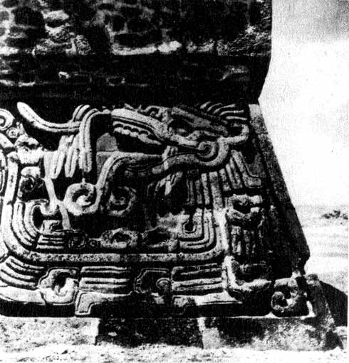 Главная пирамида, деталь рельефа с изображением Кецалькоатля. Тольтекская  культура. Шочикалько, штат Морелос.