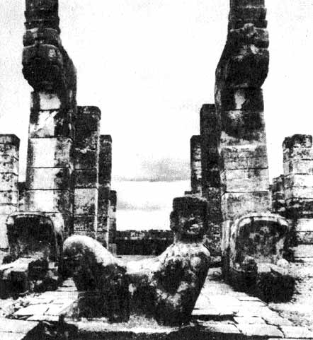 Храм Воинов. На переднем плане статуя бога Чак Мооля. Чичен-Ица, Юкатан. Культура майа.