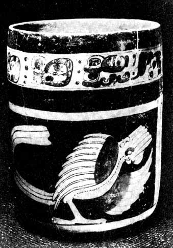 Глиняная расписная ваза с фигурой птицы Кецаль. Культура майя, 700 г. Копан, Гондурас.