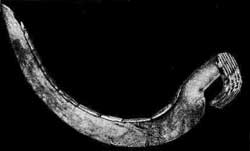 Деревянный серп с кремнёвым лезвием. Из гробницы I династии в Саккаре.
