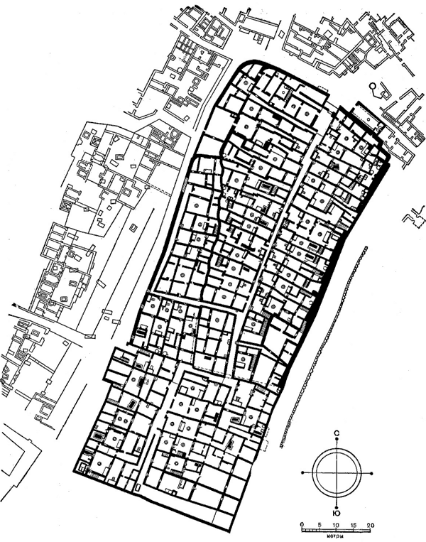 План городка ремесленников на западном берегу Нила около Фив (современный Дер эль-Медине). Белым контуром указаны здания, расположенные за пределами городской стены..