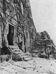 Гробница урартского царя Аргишти I, высеченная в Ванской скале. VIII в. до н.э.