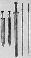 Ханьские мечи. Слева три бронзовых,  справа два железных.