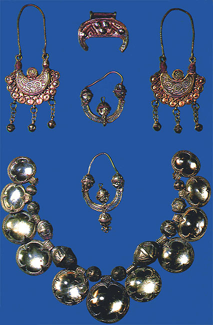 10. Серебрянные украшения: западнославянские серьги и подвески, ожерелье со вставками из хрусталя, Швеция