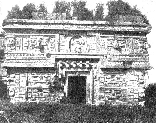 Часть одного из храмовых зданий майя в Чичен-Ице, так называемый 