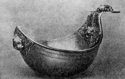 Золотой ковш Ивана IV с чеканными украшениями и камнями.