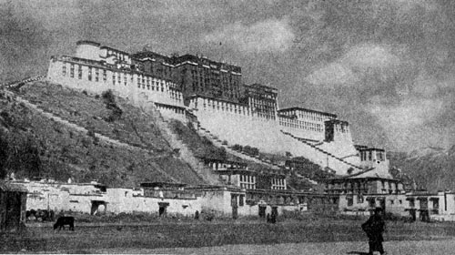 Дворец Потала в Лхасе (Тибет) - местопребывание далай-ламы. Начат в VII в., закончен в XVII в.