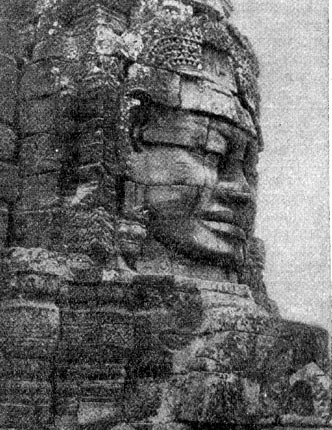 Верхняя часть башни храма Байон в Ангкор-томе. IX-XI вв.