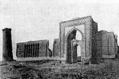Сохранившаяся часть караван-сарая Рабат-и Малик близ Бухары. 1079 г.