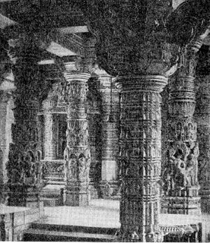 Колонны в храме Теджпал на горе Абу (Дильвар). Первая половина XIII в.