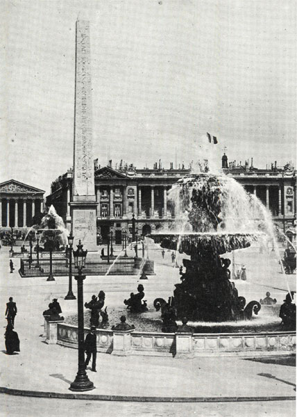12. Луксорский обелиск на площади Согласия в Париже.