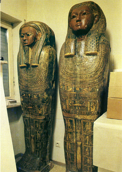45. Два гроба, относящиеся примерно к 400 г. до н. э., из Абу-сир-эль Мелека. В 1978 г. выставлены на продажу в Европе.