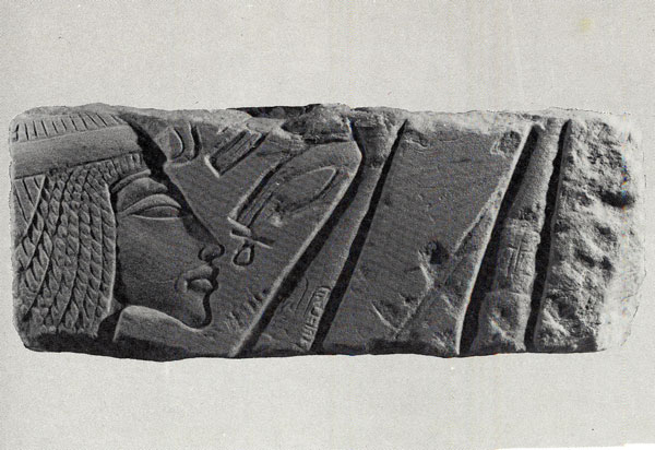 49. Рельеф, относящийся примерно к 1360 г. до н.э. с изображением Аменхотепа IV. Выставлен на продажу как оригинал из Карнака.