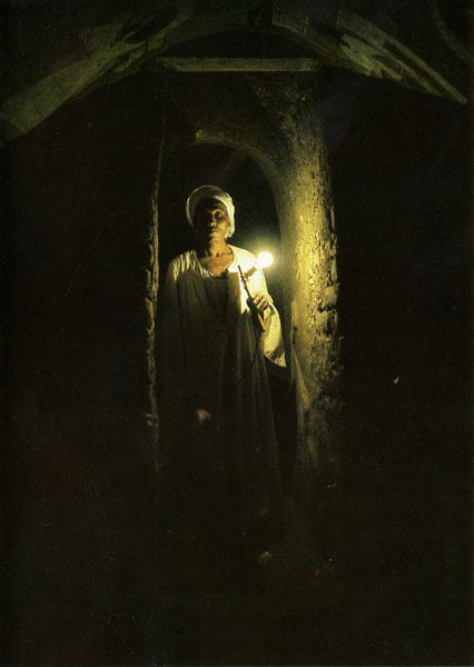 57. Один из сторожей фиванского некрополя с фонарём в руках ведёт туристов во тьму прошлого.