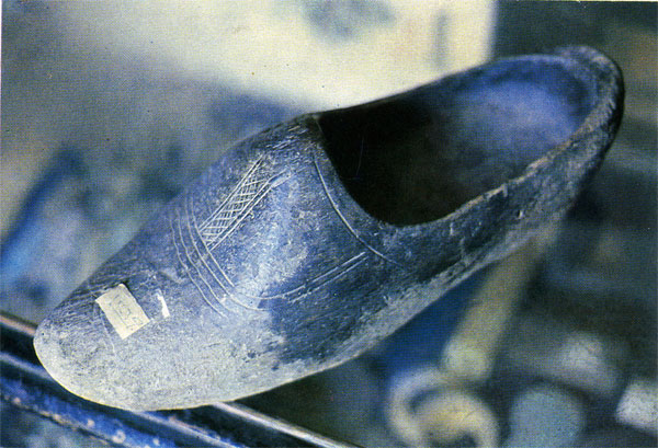 65. 150 египетских фунтов и этот образец обуви времён раннего ислама ваш.