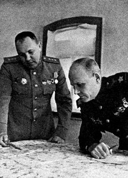 Командующий 2-м Украинским фронтом Маршал Советского Союза И. С. Конев (справа) и начальник штаба генерал М. В. Захаров