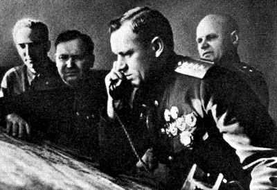 Справа налево: командующий 1-м Белорусским фронтом генерал армии К. К. Рокоссовский, член Военного совета генерал К. Ф. Телегин и генерал И. И. Бойков. 5 февраля 1944 г.
