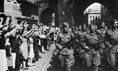 Воины 1-го Чехословацкого корпуса вступают в Прагу