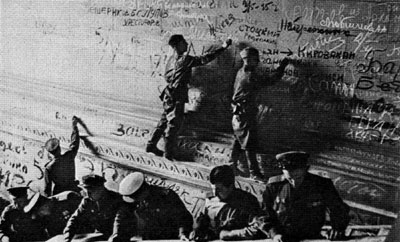 Советские солдаты у стен рейстага