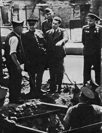 Первый комендант Берлина генерал Н. Э. Берзарин (в центре) беседует с рабочими на участке восстановления метрополитена. Май, 1945 г.