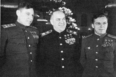 Маршал Г. К. Жуков с прославленными летчиками трижды героями Советского Союза А. И. Покрышкиным (слева) и И. Н. Кожедубом